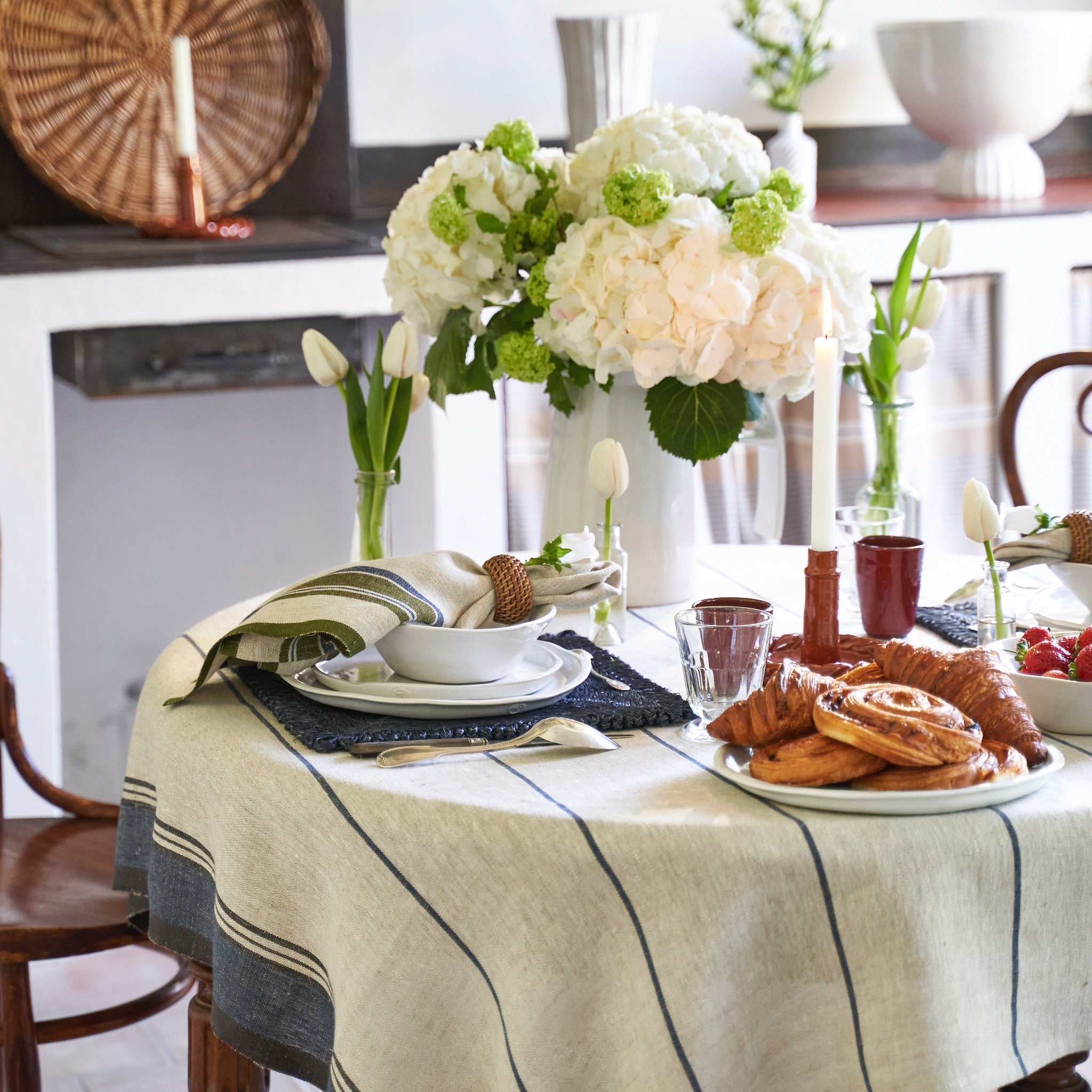 Eze Ivory & Blue Tablecloth