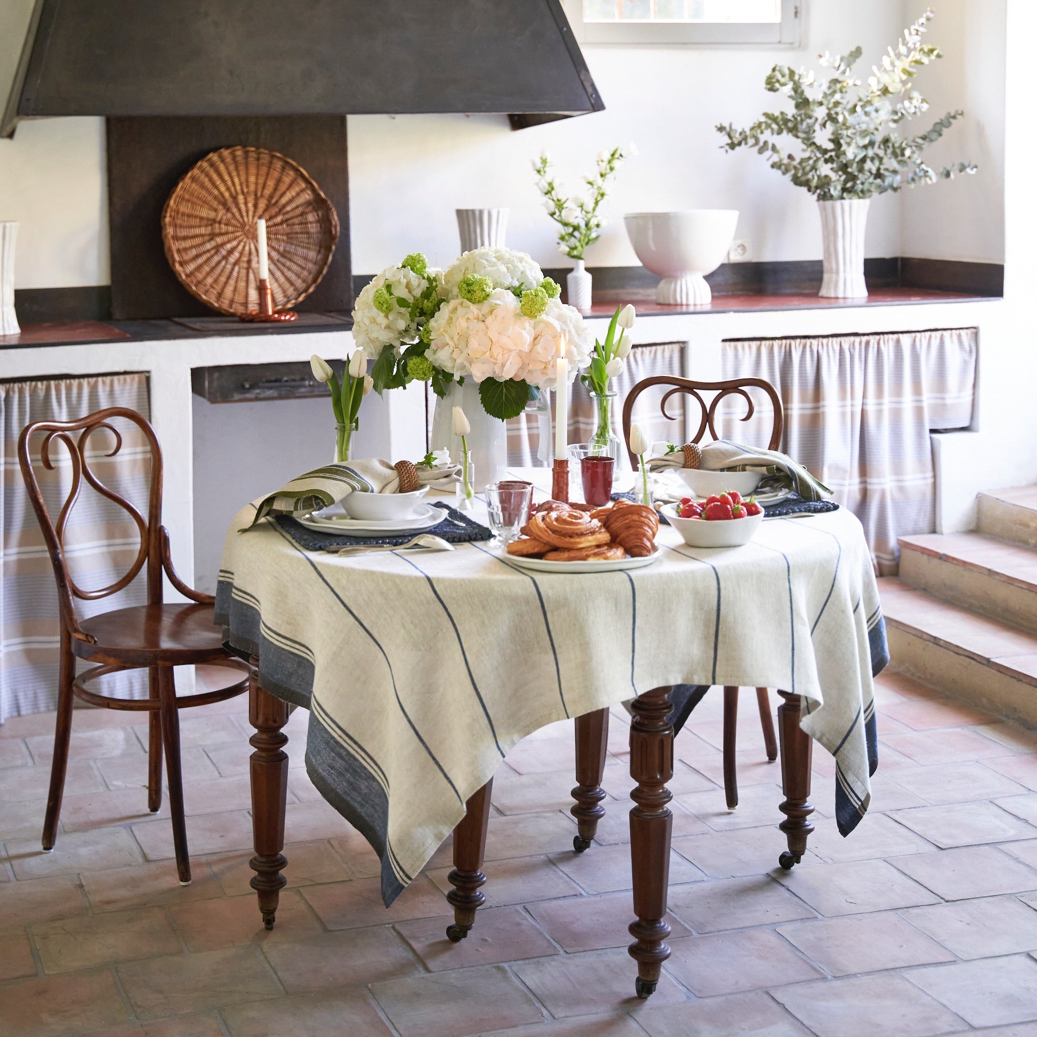 Eze Ivory & Blue Tablecloth